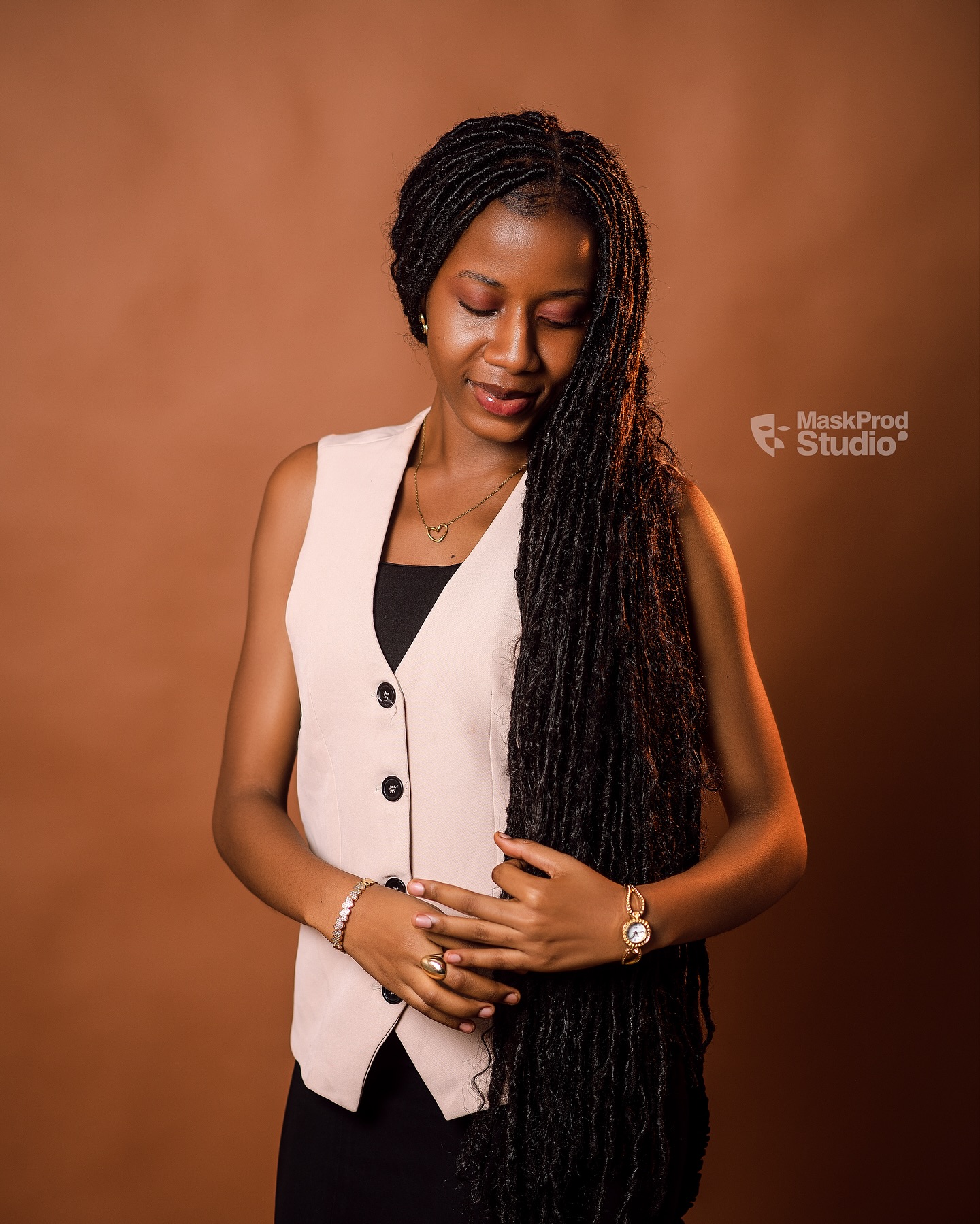 Portrait femme élégance tresses studio