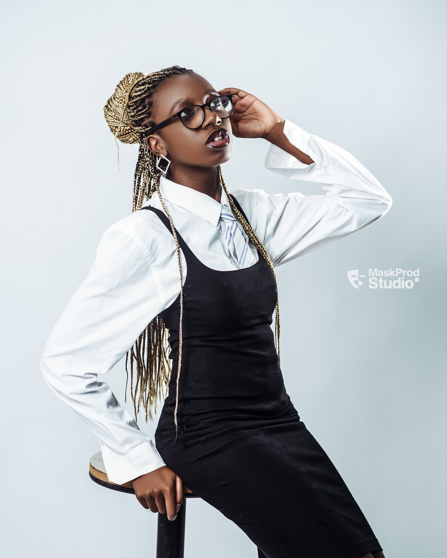 Portrait femme studio lunettes mode