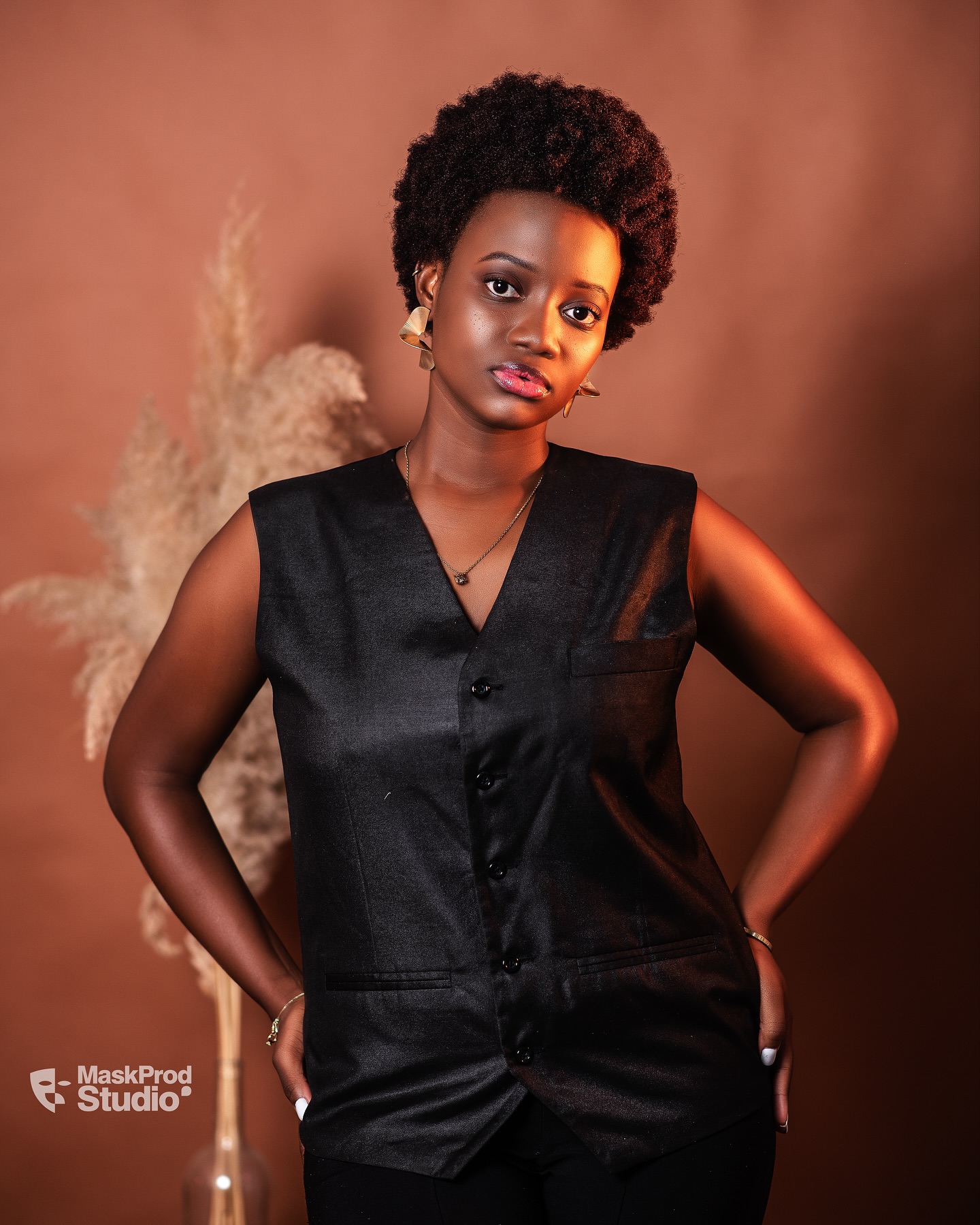 Portrait femme studio fond terracotta