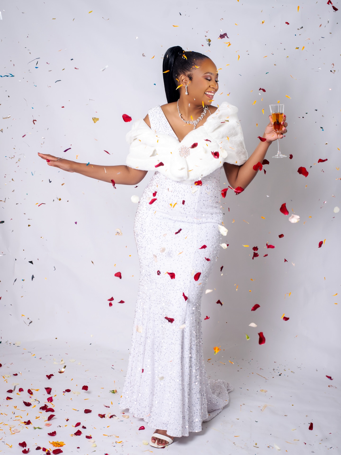 Séance célébration robe blanche confettis
